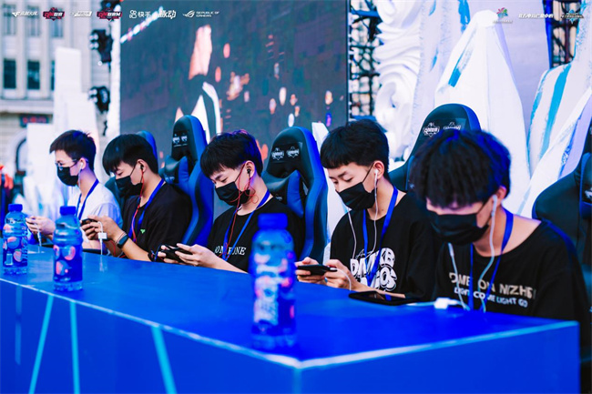 勇士秘密追 勇士秘密追